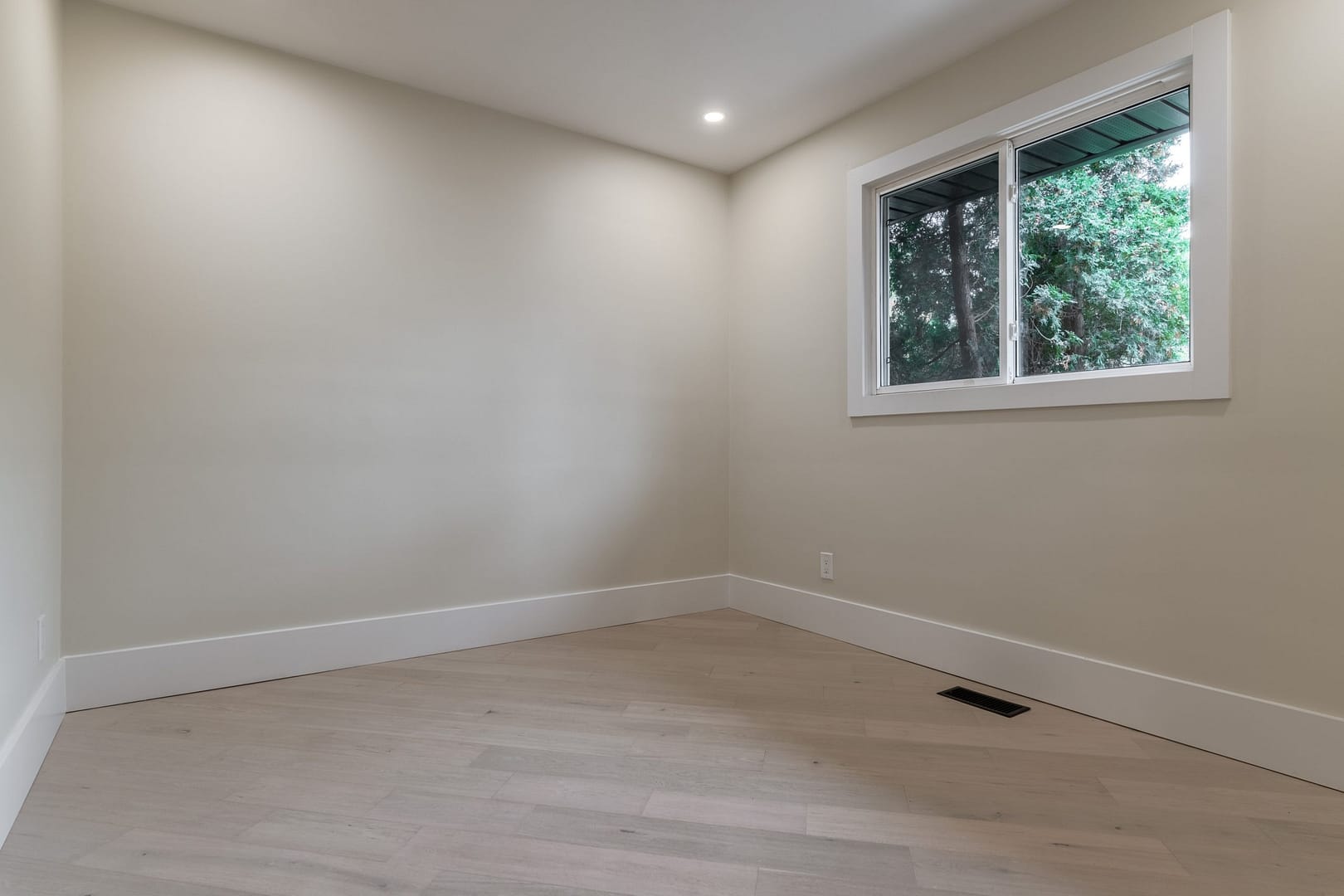 Empty bedroom ready for virtual staging for real estate in Burlington Ontario